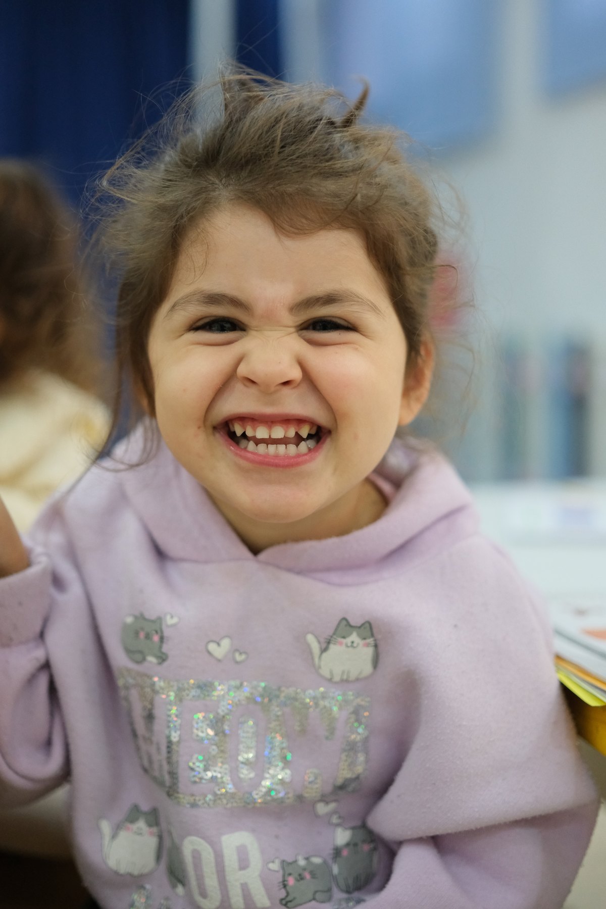 Sınıf etkinliğinde neşeyle gülümseyen okul öncesi çocuk